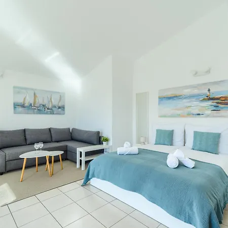 Sea View Apartment *